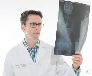 Exame de raio-X mostrando coluna com escoliose congênita