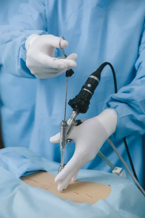 Um médico realiza uma cirurgia de estenose lombar.