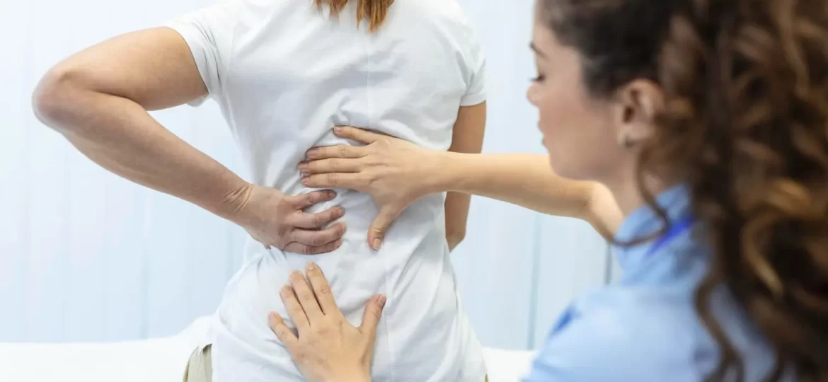 Imagem de uma mulher fazendo fisioterapia para coluna, um dos principais tratamentos para estenose lombar.