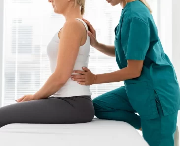 Imagem de duas mulheres durante uma sessão de fisioterapia para coluna.