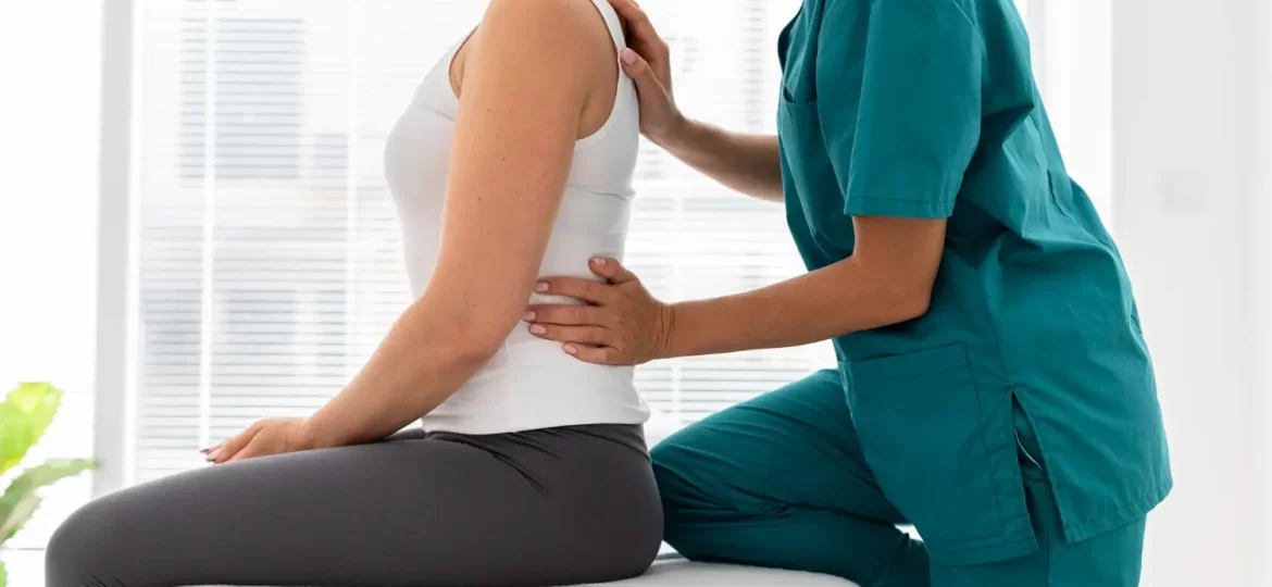 Imagem de duas mulheres durante uma sessão de fisioterapia para coluna.