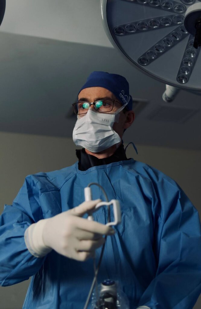 Dr. Alexandre Jaccard durante uma cirurgia de coluna