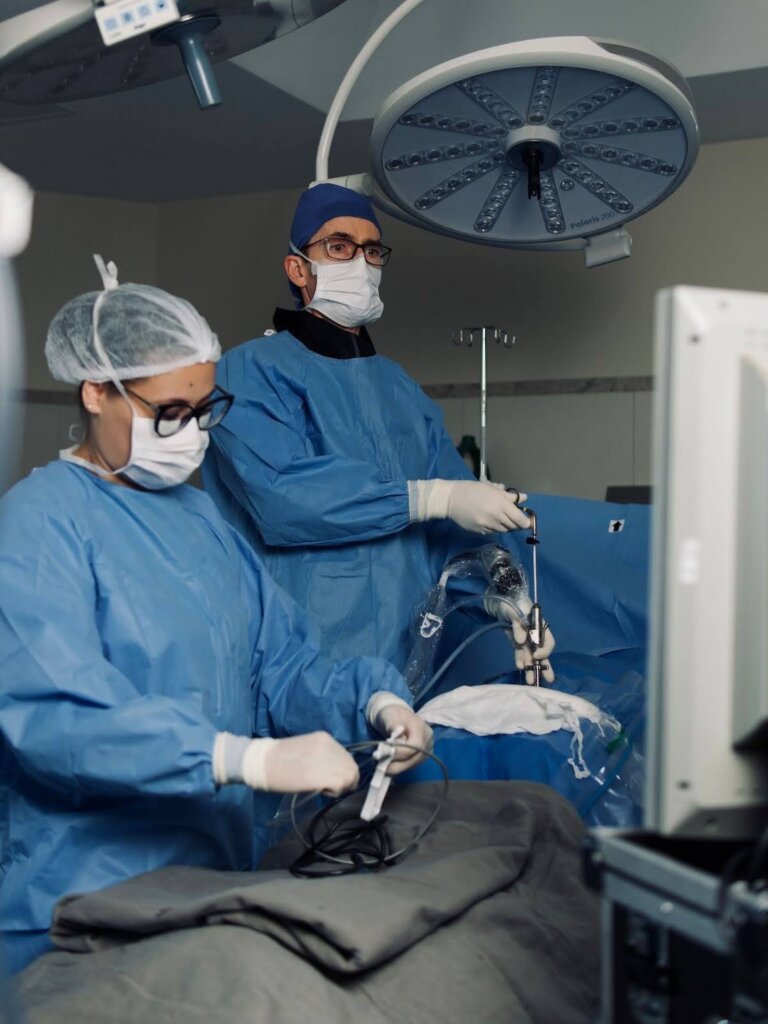 Dr. Alexandre Jaccard e sua equipe em uma cirurgia de coluna.