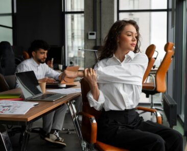 Uma jovem profissional realiza exercícios para melhorar a ergonomia no trabalho.