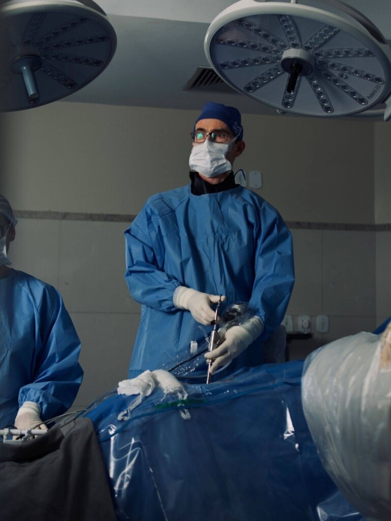Dr. Alexandre Jaccard em uma cirurgia de coluna.