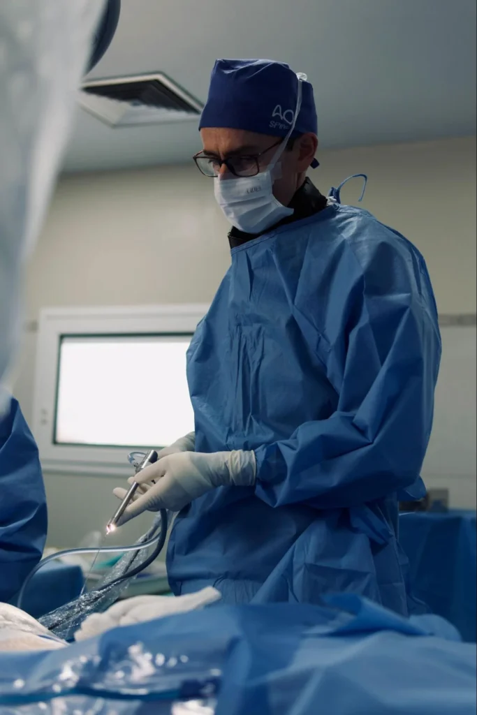 Dr. Alexandre Jaccard realizando um procedimento minimamente invasivo em paciente.
