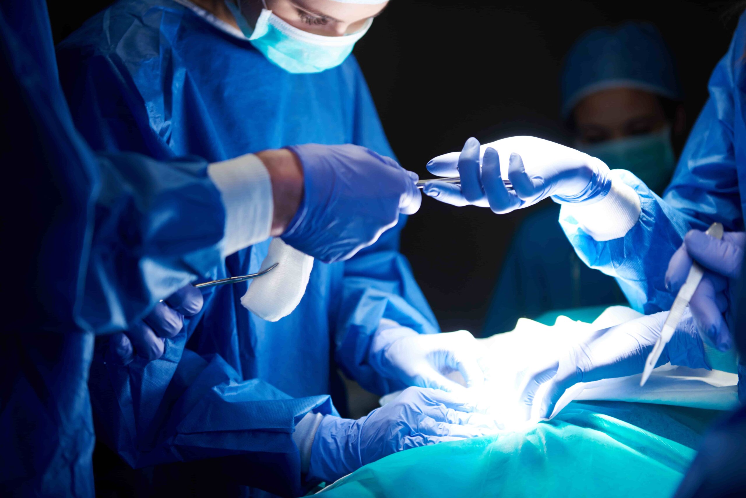 Uma equipe médica realiza cirurgia para hérnia de disco.